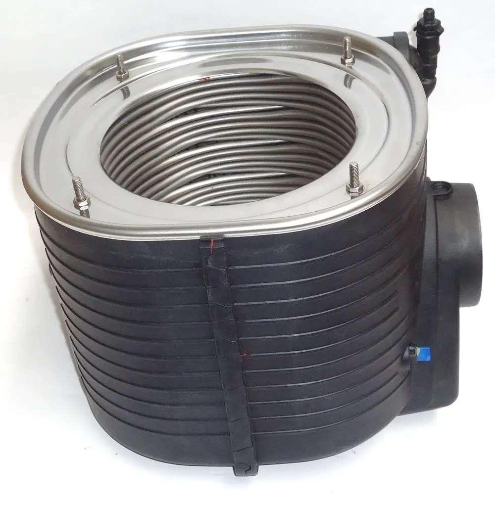 Wärmetauscher aus schwarzem Gummi mit einer metallischen spiralförmigen Innenstruktur und Anschluss für eine Daikin Heizungsanlage.